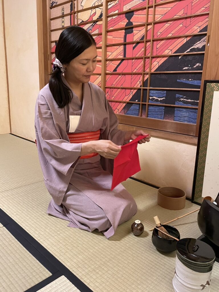 浮世絵の障子を背に、静かに茶筅を動かすひととき